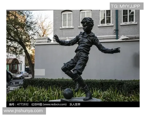 两个足球明星雕塑展现传奇运动精神与艺术魅力的完美结合